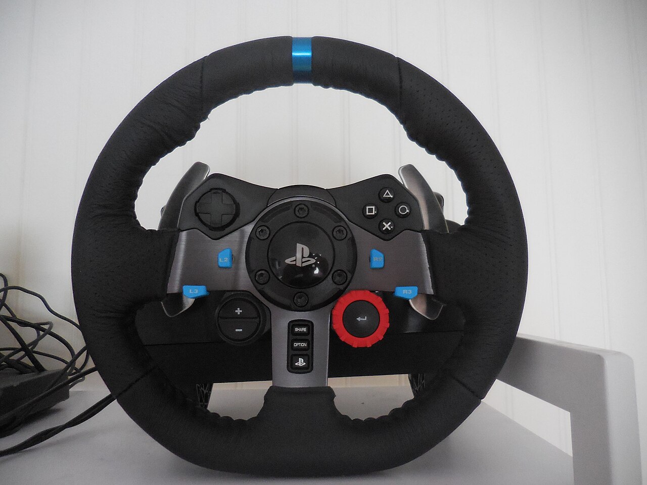 Racing wheel and its button controls